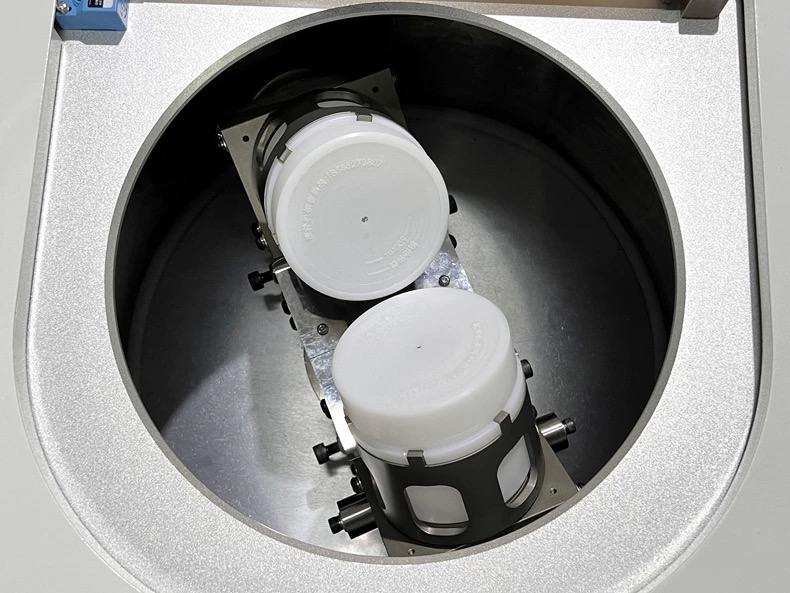 Vacuum defoaming mixer - Image 3